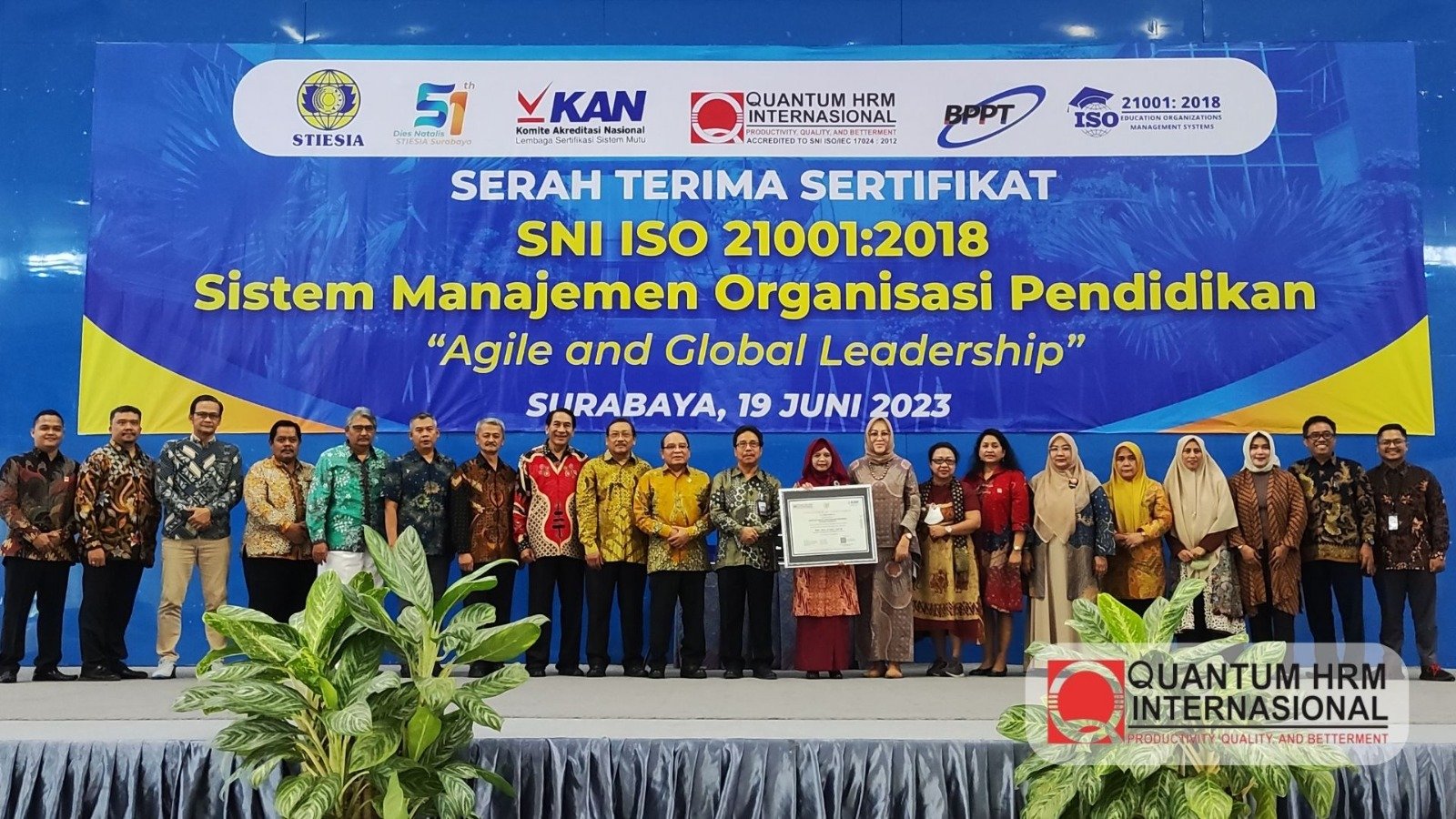 Penyerahan Sertifikat SNI ISO 21001 : 2018 Sistem Manajemen Organisasi Pendidikan Oleh Quantum HRM Internasional kepada Sekolah Tinggi Ilmu Ekonomi Indonesia Surabaya (STIESIA)